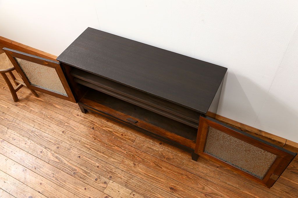 アンティーク家具　古民具・骨董 前面黒柿材のモダンな脚付き結霜ガラスローボード(収納棚、テレビボード)