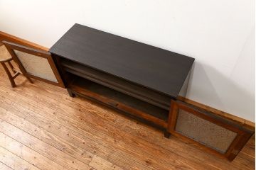 アンティーク家具　古民具・骨董 前面黒柿材のモダンな脚付き結霜ガラスローボード(収納棚、テレビボード)