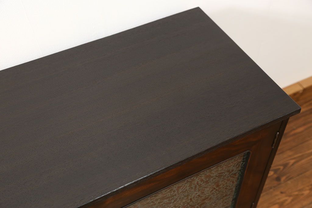 アンティーク家具　古民具・骨董 前面黒柿材のモダンな脚付き結霜ガラスローボード(収納棚、テレビボード)