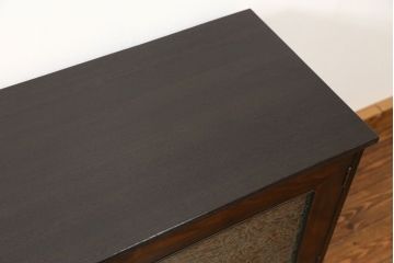 アンティーク家具　古民具・骨董 前面黒柿材のモダンな脚付き結霜ガラスローボード(収納棚、テレビボード)