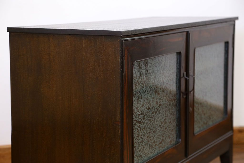 アンティーク家具　古民具・骨董 前面黒柿材のモダンな脚付き結霜ガラスローボード(収納棚、テレビボード)