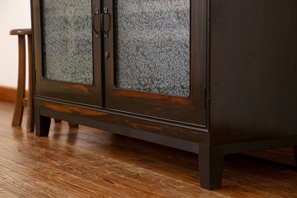 アンティーク家具　古民具・骨董 前面黒柿材のモダンな脚付き結霜ガラスローボード(収納棚、テレビボード)