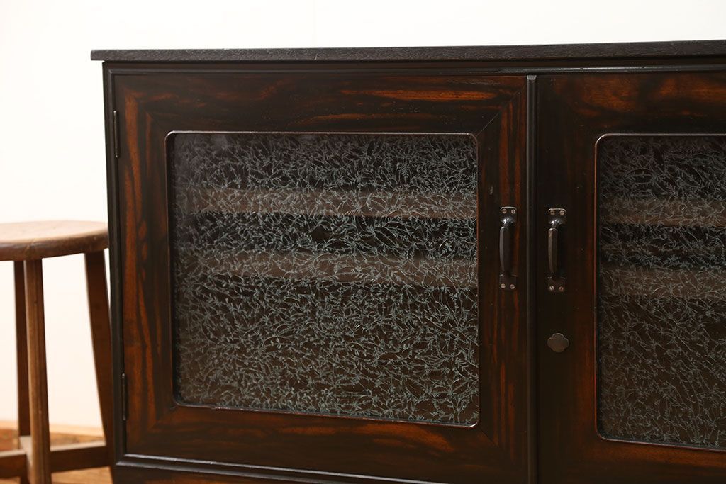 アンティーク家具　古民具・骨董 前面黒柿材のモダンな脚付き結霜ガラスローボード(収納棚、テレビボード)