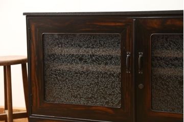 アンティーク家具　古民具・骨董 前面黒柿材のモダンな脚付き結霜ガラスローボード(収納棚、テレビボード)
