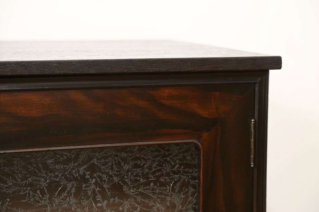 アンティーク家具　古民具・骨董 前面黒柿材のモダンな脚付き結霜ガラスローボード(収納棚、テレビボード)