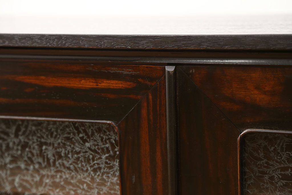 アンティーク家具　古民具・骨董 前面黒柿材のモダンな脚付き結霜ガラスローボード(収納棚、テレビボード)