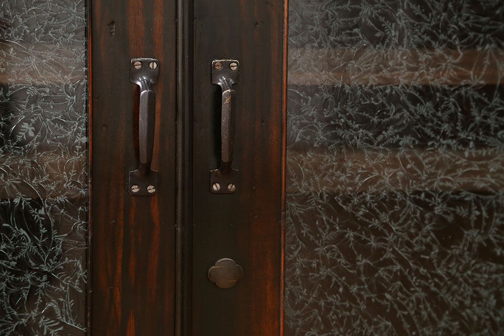 アンティーク家具　古民具・骨董 前面黒柿材のモダンな脚付き結霜ガラスローボード(収納棚、テレビボード)