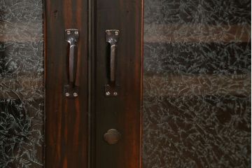 アンティーク家具　古民具・骨董 前面黒柿材のモダンな脚付き結霜ガラスローボード(収納棚、テレビボード)