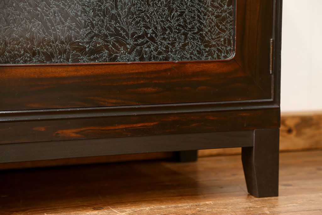 アンティーク家具　古民具・骨董 前面黒柿材のモダンな脚付き結霜ガラスローボード(収納棚、テレビボード)