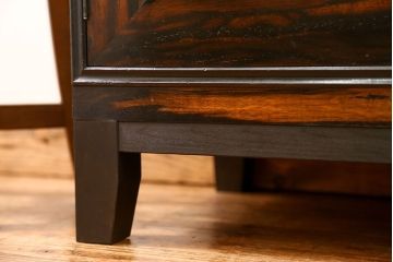 アンティーク家具　古民具・骨董 前面黒柿材のモダンな脚付き結霜ガラスローボード(収納棚、テレビボード)