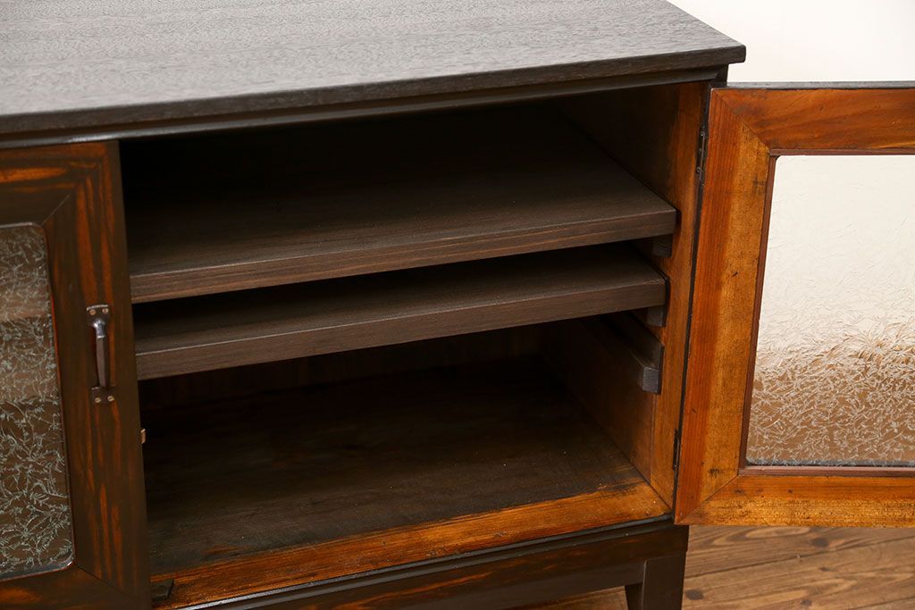 アンティーク家具　古民具・骨董 前面黒柿材のモダンな脚付き結霜ガラスローボード(収納棚、テレビボード)