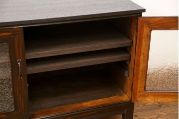 アンティーク家具　古民具・骨董 前面黒柿材のモダンな脚付き結霜ガラスローボード(収納棚、テレビボード)