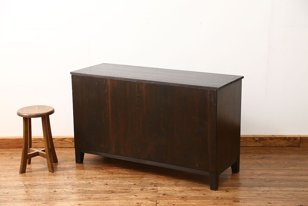 アンティーク家具　古民具・骨董 前面黒柿材のモダンな脚付き結霜ガラスローボード(収納棚、テレビボード)