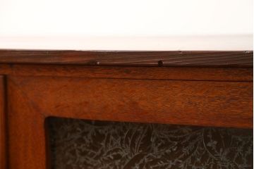 アンティーク家具　アンティーク 前面ナラ材の脚付き結霜ガラスローボード(テレビボード、収納棚)