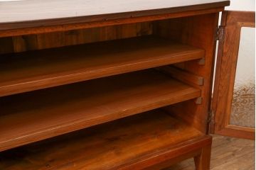 アンティーク家具　アンティーク 前面ナラ材の脚付き結霜ガラスローボード(テレビボード、収納棚)