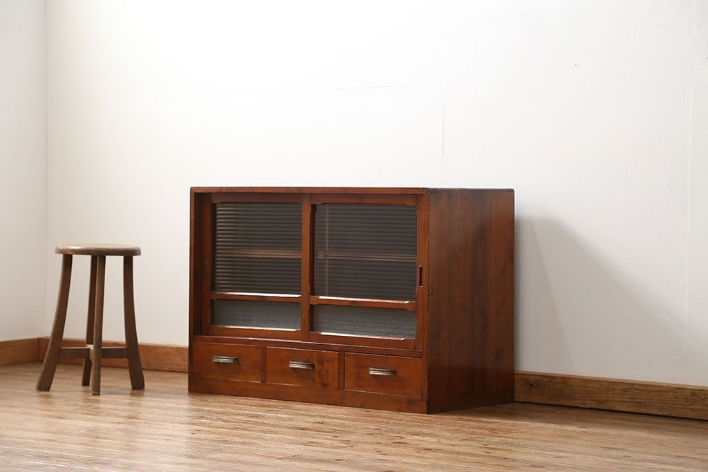 アンティーク家具　アンティーク 小振りなモールガラス収納棚(戸棚)