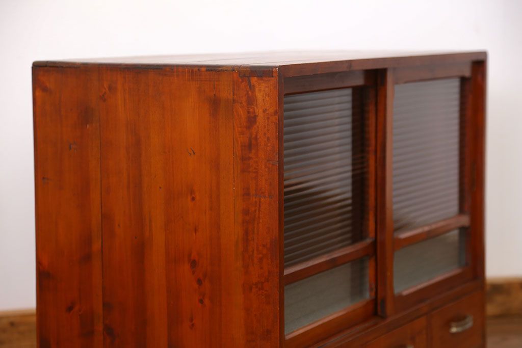 アンティーク家具　アンティーク 小振りなモールガラス収納棚(戸棚)