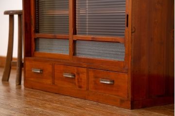 アンティーク家具　アンティーク 小振りなモールガラス収納棚(戸棚)