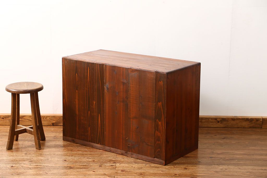 アンティーク家具　アンティーク 小振りなモールガラス収納棚(戸棚)