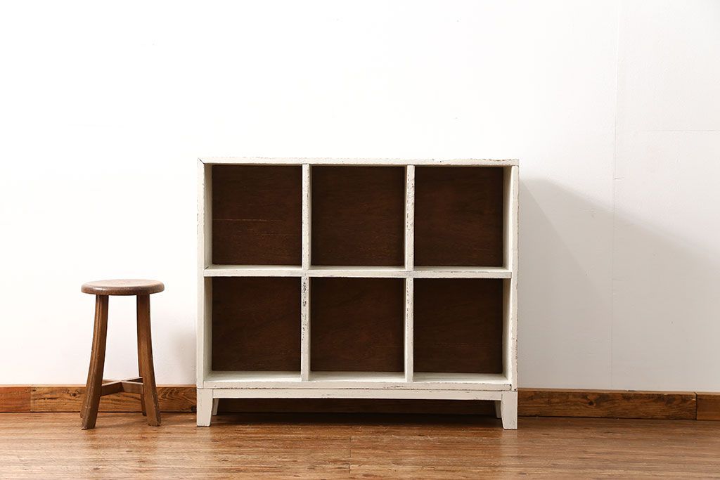 アンティーク家具　アンティークペイント　シンプルな脚付きマス目棚(1)(升目棚・本棚・飾り棚)