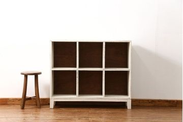 アンティーク家具　アンティークペイント　シンプルな脚付きマス目棚(1)(升目棚・本棚・飾り棚)