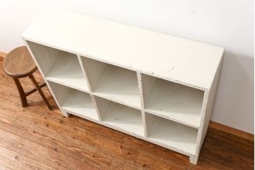アンティーク家具　アンティークペイント　シンプルな脚付きマス目棚(1)(升目棚・本棚・飾り棚)