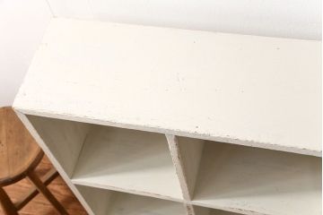 アンティーク家具　アンティークペイント　シンプルな脚付きマス目棚(1)(升目棚・本棚・飾り棚)