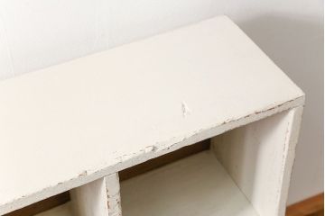 アンティーク家具　アンティークペイント　シンプルな脚付きマス目棚(1)(升目棚・本棚・飾り棚)