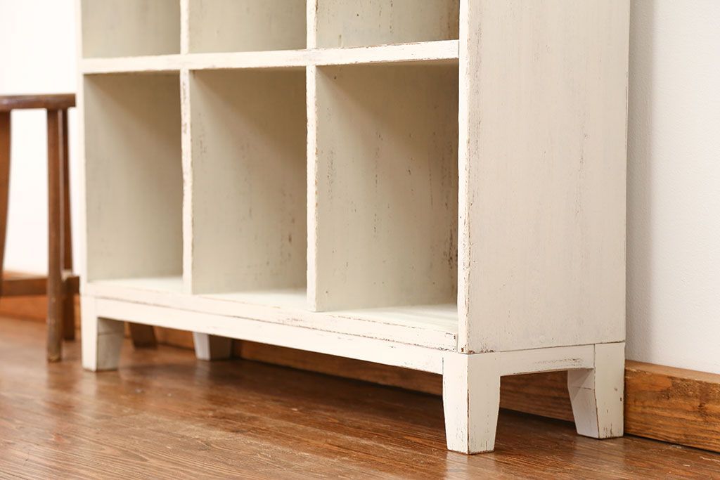 アンティーク家具　アンティークペイント　シンプルな脚付きマス目棚(1)(升目棚・本棚・飾り棚)