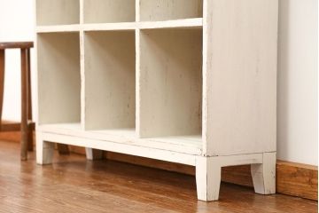 アンティーク家具　アンティークペイント　シンプルな脚付きマス目棚(1)(升目棚・本棚・飾り棚)