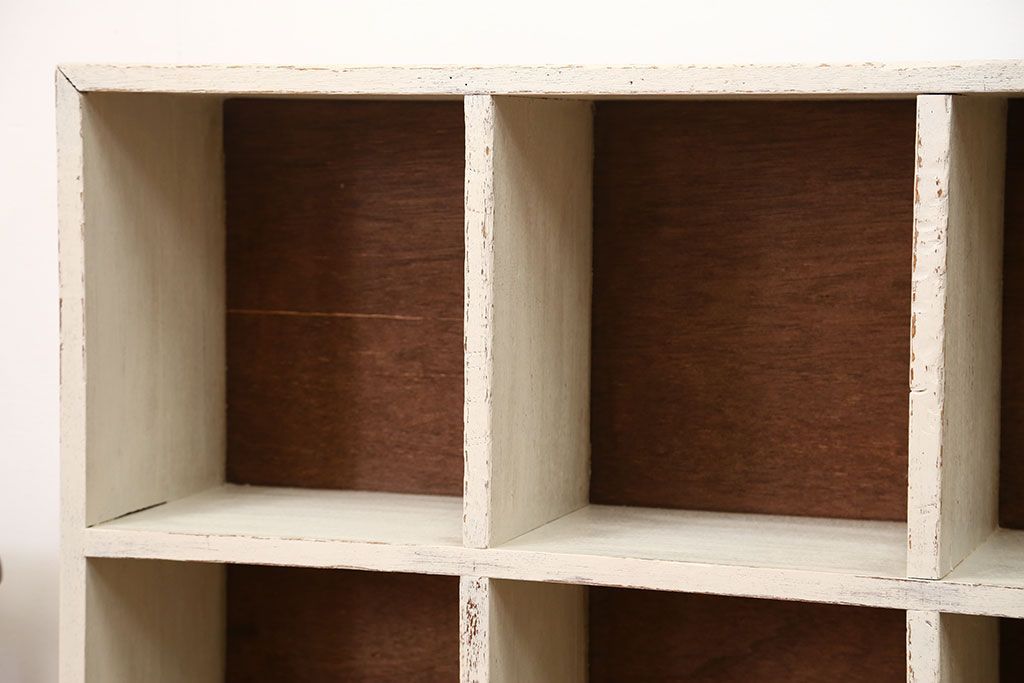 アンティーク家具　アンティークペイント　シンプルな脚付きマス目棚(1)(升目棚・本棚・飾り棚)