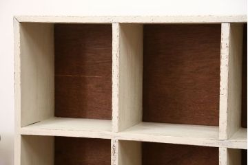 アンティーク家具　アンティークペイント　シンプルな脚付きマス目棚(1)(升目棚・本棚・飾り棚)