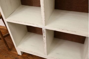 アンティーク家具　アンティークペイント　シンプルな脚付きマス目棚(1)(升目棚・本棚・飾り棚)