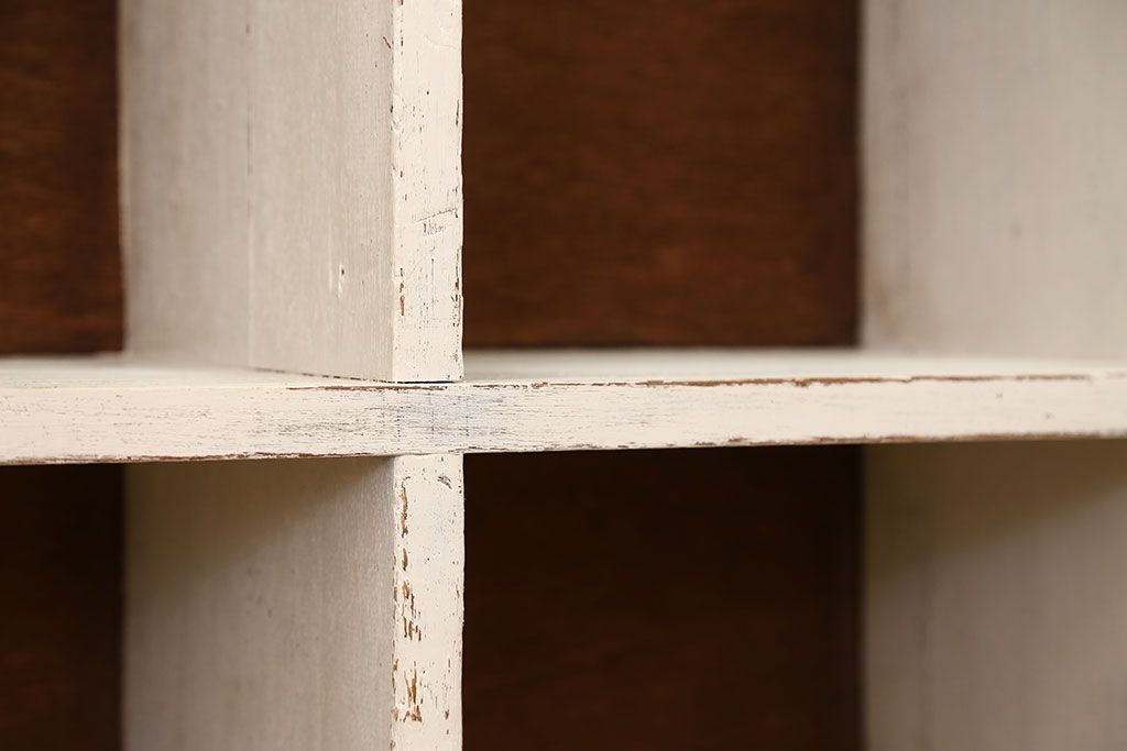 アンティーク家具　アンティークペイント　シンプルな脚付きマス目棚(1)(升目棚・本棚・飾り棚)