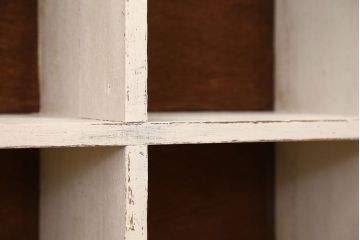 アンティーク家具　アンティークペイント　シンプルな脚付きマス目棚(1)(升目棚・本棚・飾り棚)