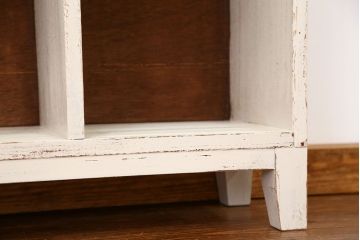 アンティーク家具　アンティークペイント　シンプルな脚付きマス目棚(1)(升目棚・本棚・飾り棚)