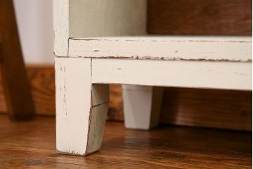 アンティーク家具　アンティークペイント　シンプルな脚付きマス目棚(1)(升目棚・本棚・飾り棚)