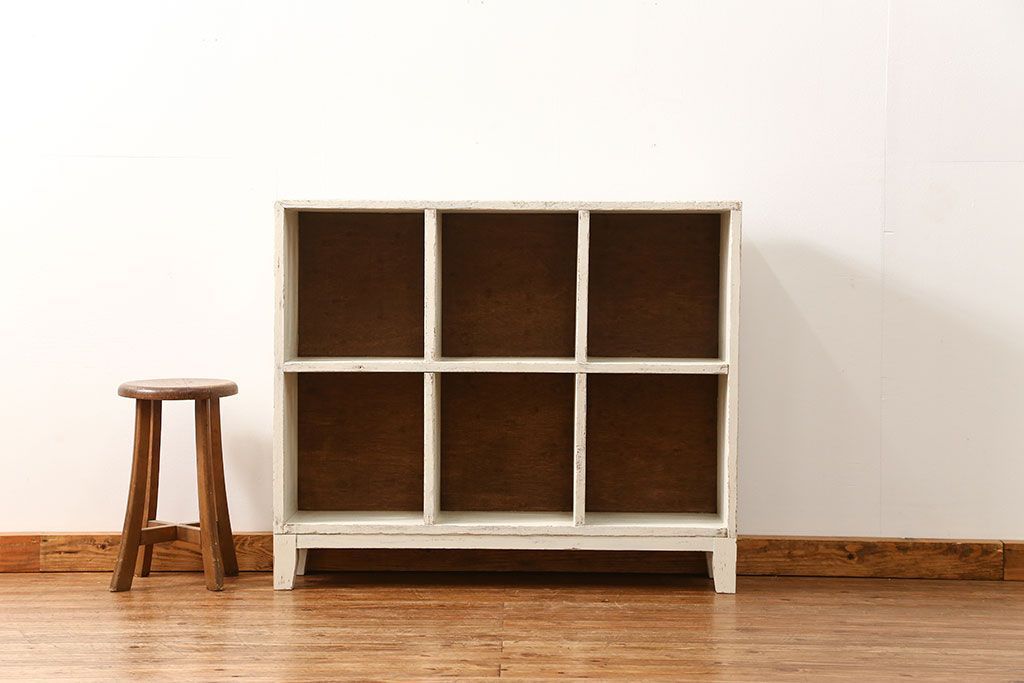 アンティーク家具　アンティークペイント　かわいい脚付きマス目棚(2)(升目棚、本棚、飾り棚)