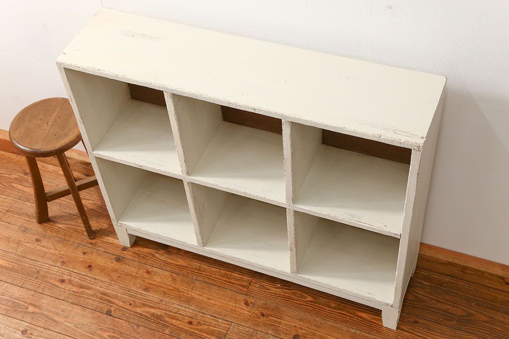 アンティーク家具　アンティークペイント　かわいい脚付きマス目棚(2)(升目棚、本棚、飾り棚)