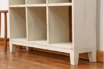 アンティーク家具　アンティークペイント　かわいい脚付きマス目棚(2)(升目棚、本棚、飾り棚)