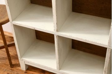 アンティーク家具　アンティークペイント　かわいい脚付きマス目棚(2)(升目棚、本棚、飾り棚)
