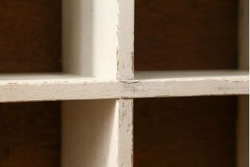 アンティーク家具　アンティークペイント　かわいい脚付きマス目棚(2)(升目棚、本棚、飾り棚)