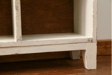 アンティーク家具　アンティークペイント　かわいい脚付きマス目棚(2)(升目棚、本棚、飾り棚)