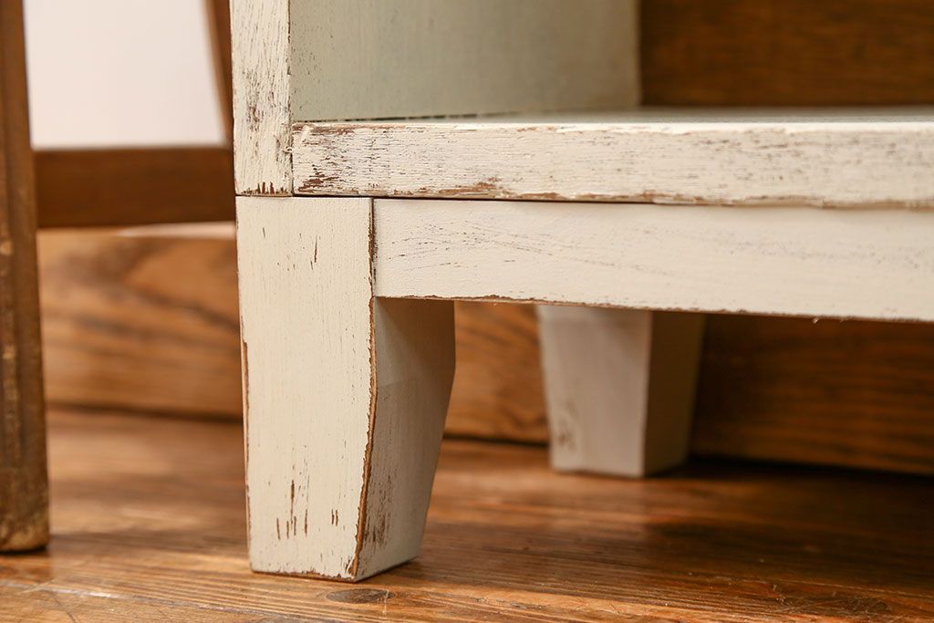 アンティーク家具　アンティークペイント　かわいい脚付きマス目棚(2)(升目棚、本棚、飾り棚)