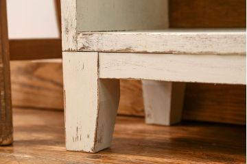 アンティーク家具　アンティークペイント　かわいい脚付きマス目棚(2)(升目棚、本棚、飾り棚)