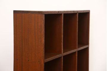 アンティーク家具　アンティーク 古い木の脚付きマス目棚(1)(升目棚、本棚、飾り棚)