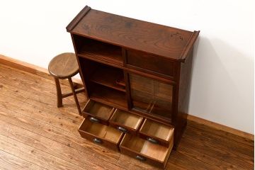 アンティーク家具　古民具・骨董 三方欅材の小振りで上質な茶箪笥(茶棚、飾り棚)
