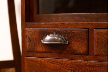アンティーク家具　古民具・骨董 三方欅材の小振りで上質な茶箪笥(茶棚、飾り棚)