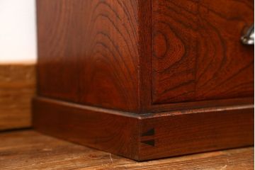 アンティーク家具　古民具・骨董 三方欅材の小振りで上質な茶箪笥(茶棚、飾り棚)
