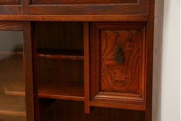 アンティーク家具　古民具・骨董 三方欅材の小振りで上質な茶箪笥(茶棚、飾り棚)